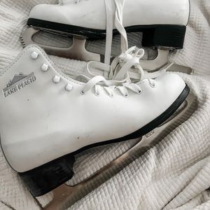 White ice skates size 8. Like New.